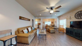 MC05 Upscale Condo, Shared Pool, Close to Beach